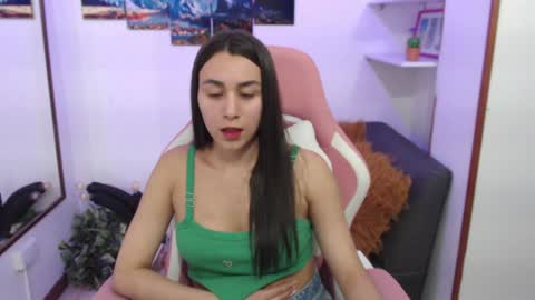 Snapshot of emmamyers_ chatting on February 5, 11:17 pm Emma  online show from February 5, 11:17 pm