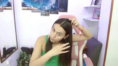 Snapshot of emmamyers_ chatting on February 18, 10:36 pm Emma  online show from February 18, 10:36 pm