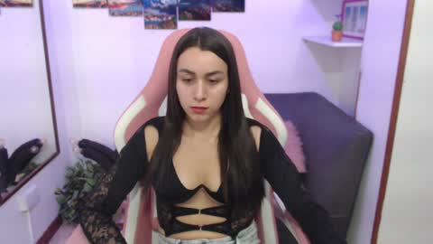 Snapshot of emmamyers_ chatting on February 3, 10:43 pm Emma  online show from February 3, 10:43 pm