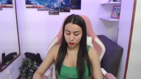 Snapshot of emmamyers_ chatting on February 13, 9:39 pm Emma  online show from February 13, 9:39 pm