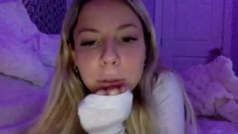 emmareaxo online show from May 13, 1:33 am