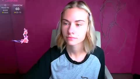Snapshot of emmi_rossum chatting on October 6, 5:13 am Emmi online show from October 6, 5:13 am