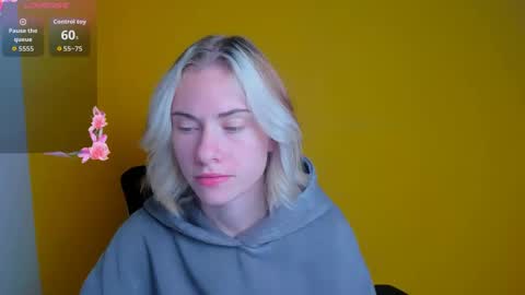Snapshot of emmi_rossum chatting on October 7, 7:13 am Emmi online show from October 7, 7:13 am