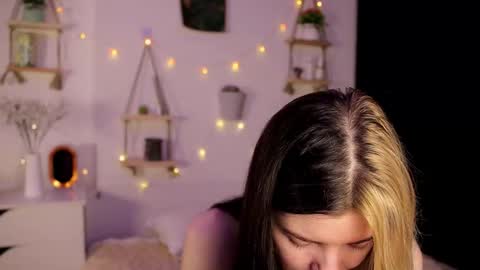 Snapshot of emmie_everly chatting on October 21, 7:18 pm emmie_everly online show from October 21, 7:18 pm