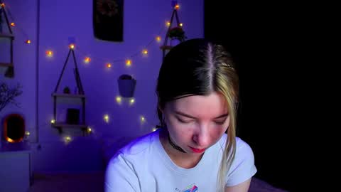 Snapshot of emmie_everly chatting on October 18, 7:48 pm emmie_everly online show from October 18, 7:48 pm