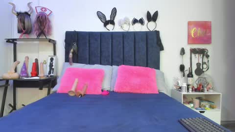 Snapshot of emmily_giraldo chatting on January 20, 11:35 am online show from January 20, 11:35 am