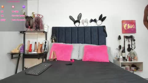 Snapshot of emmily_giraldo chatting on March 5, 12:11 pm online show from March 5, 12:11 pm