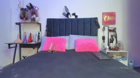 Snapshot of emmily_giraldo chatting on December 28, 11:52 am online show from December 28, 11:52 am