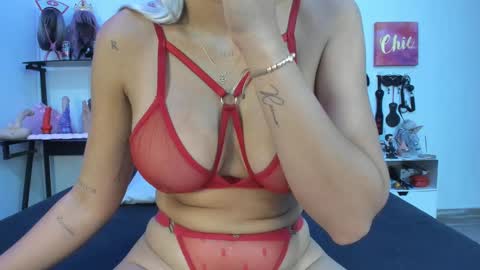 Snapshot of emmily_giraldo chatting on October 2, 1:27 pm online show from October 2, 1:27 pm