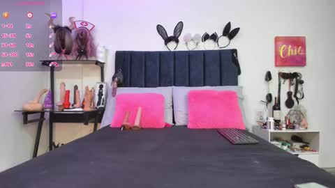 Snapshot of emmily_giraldo chatting on March 11, 12:06 pm online show from March 11, 12:06 pm
