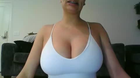 erin2025 online show from November 19, 5:07 am