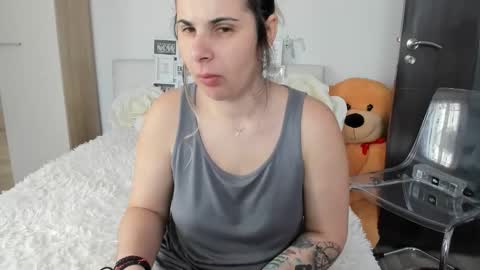 eroticsensualkitty4u online show from April 3, 7:39 am