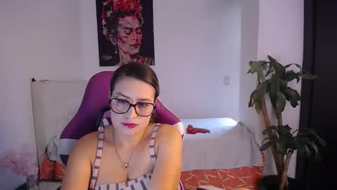 Esmeralda online show from February 15, 6:40 pm