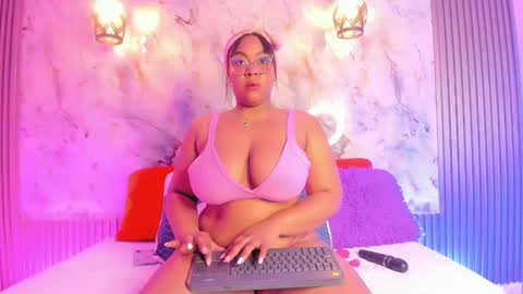 Snapshot of esmeralda_duarte chatting on January 6, 9:08 am esmeralda online show from January 6, 9:08 am