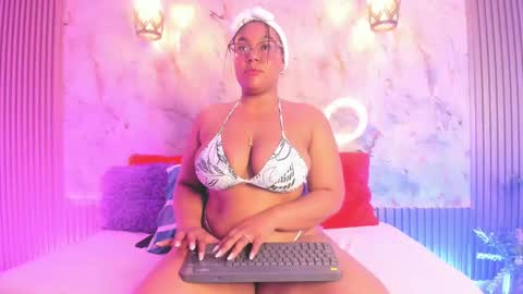 Snapshot of esmeralda_duarte chatting on March 5, 9:38 am esmeralda online show from March 5, 9:38 am