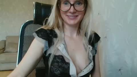 Snapshot of eva2323 chatting on October 2, 6:18 am eva2323 online show from October 2, 6:18 am
