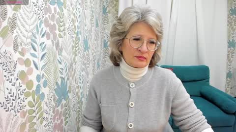 Evelyn online show from December 4, 5:05 am