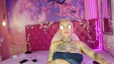 everlyn_sexx online show from April 18, 7:07 pm