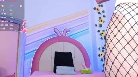 Snapshot of evie_clark_ chatting on January 17, 7:38 pm My name is Evie nice to meet you really get to know me better private is open online show from January 17, 7:38 pm