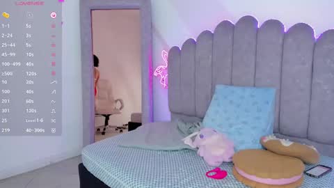 Snapshot of evie_clark_ chatting on September 30, 1:11 am My name is Evie nice to meet you really get to know me better private is open online show from September 30, 1:11 am