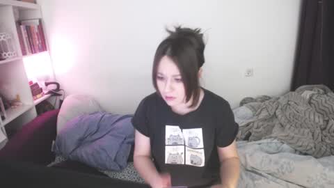 Snapshot of eviecuster chatting on January 8, 11:52 pm Im gonna be on in 2 hours online show from January 8, 11:52 pm