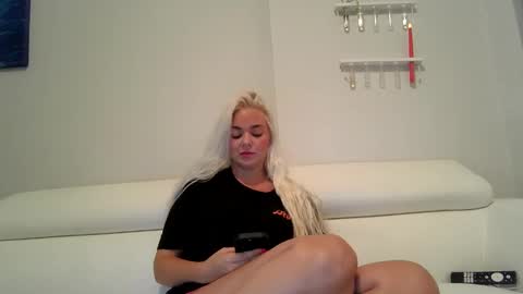 Snapshot of evillers1 chatting on December 10, 12:50 am Badblondebunny online show from December 10, 12:50 am