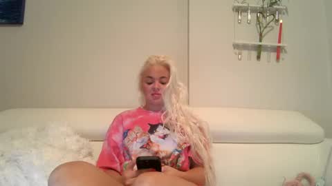 Snapshot of evillers1 chatting on December 2, 11:38 pm Badblondebunny online show from December 2, 11:38 pm