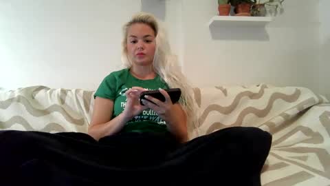 Snapshot of evillers1 chatting on January 12, 12:18 am Badblondebunny online show from January 12, 12:18 am
