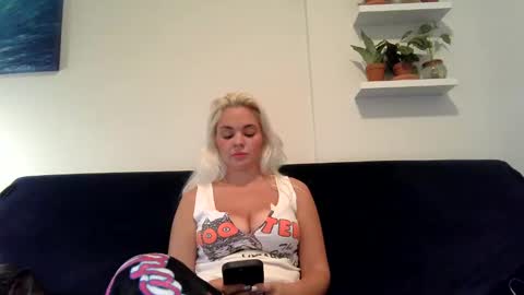 Snapshot of evillers1 chatting on December 26, 10:31 pm Badblondebunny online show from December 26, 10:31 pm