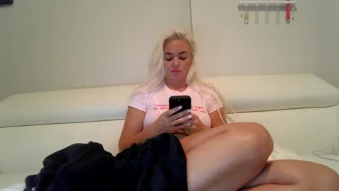 Snapshot of evillers1 chatting on December 14, 1:17 am Badblondebunny online show from December 14, 1:17 am