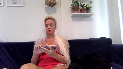 Snapshot of evillers1 chatting on September 30, 10:25 pm Badblondebunny online show from September 30, 10:25 pm