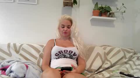 Snapshot of evillers1 chatting on January 22, 10:06 pm Badblondebunny online show from January 22, 10:06 pm
