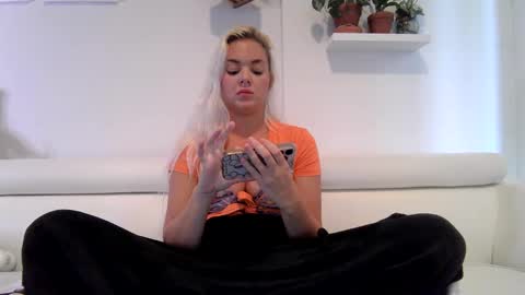 Snapshot of evillers1 chatting on October 8, 9:30 pm Badblondebunny online show from October 8, 9:30 pm
