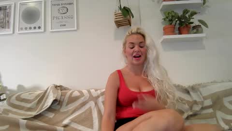 Snapshot of evillers1 chatting on February 19, 12:46 am Badblondebunny online show from February 19, 12:46 am