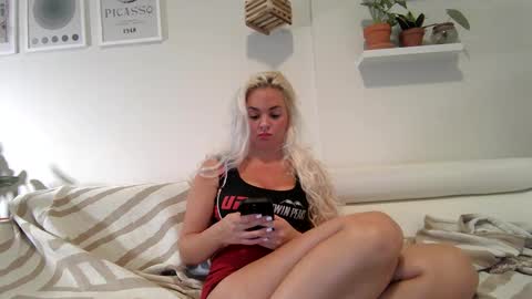Snapshot of evillers1 chatting on February 17, 11:43 pm Badblondebunny online show from February 17, 11:43 pm