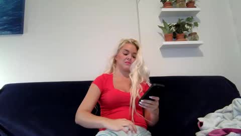 Snapshot of evillers1 chatting on December 31, 12:32 am Badblondebunny online show from December 31, 12:32 am