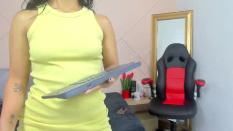 Snapshot of evony_becker chatting on October 16, 11:57 am evony-becker online show from October 16, 11:57 am