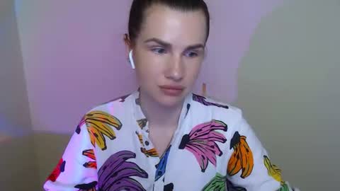 Mia online show from July 2, 10:21 am