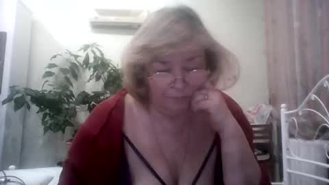Snapshot of flowerlover8 chatting on January 24, 5:10 am Flowerlower online show from January 24, 5:10 am
