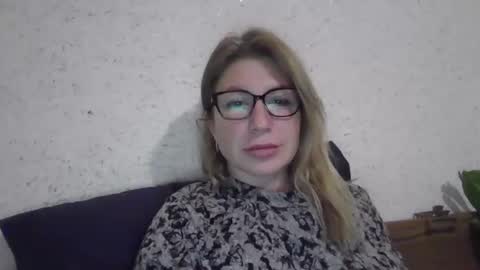 Snapshot of fox_red_lady7 chatting on December 19, 9:06 pm fox_red_lady7 online show from December 19, 9:06 pm