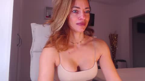 Snapshot of foxyadele_ chatting on October 14, 6:38 am Adela - Single mom. 40 y online show from October 14, 6:38 am