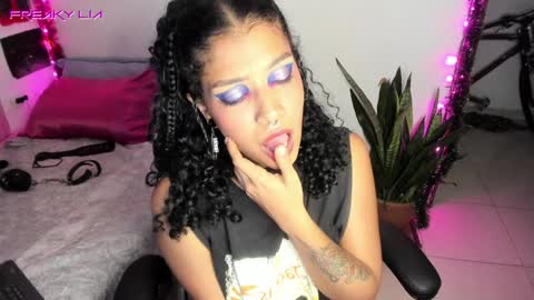 Snapshot of freaky_lia chatting on December 13, 1:37 am Lia Gomez online show from December 13, 1:37 am