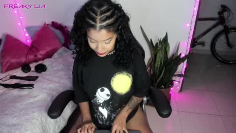 Snapshot of freaky_lia chatting on December 5, 11:29 pm Lia Gomez online show from December 5, 11:29 pm