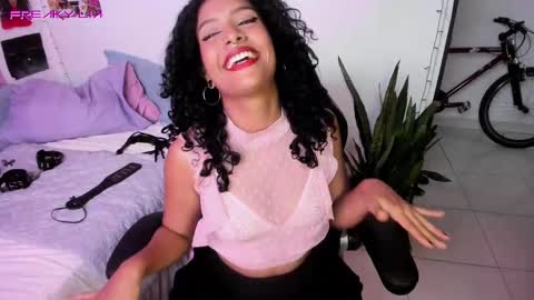 Snapshot of freaky_lia chatting on February 13, 10:22 pm Lia Gomez online show from February 13, 10:22 pm
