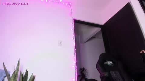 Snapshot of freaky_lia chatting on January 16, 1:37 am Lia Gomez online show from January 16, 1:37 am