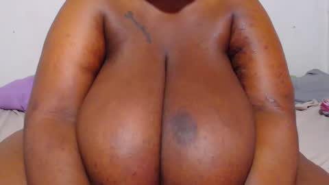 Snapshot of freakyboobsxx chatting on January 4, 5:48 am Kimmy online show from January 4, 5:48 am