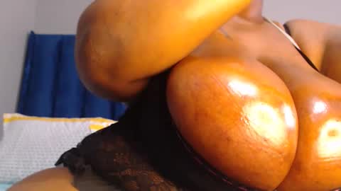 Snapshot of freakyboobsxx chatting on October 5, 8:30 am Kimmy online show from October 5, 8:30 am