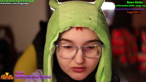 Snapshot of frogessjay chatting on December 4, 7:45 pm Jaywise Frogfoot online show from December 4, 7:45 pm