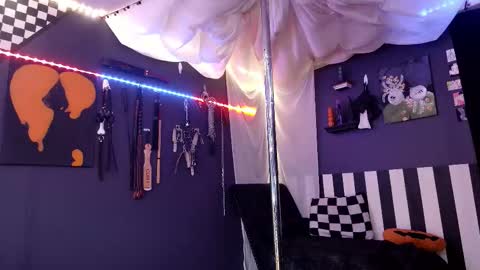 Giggles online show from November 8, 10:15 pm