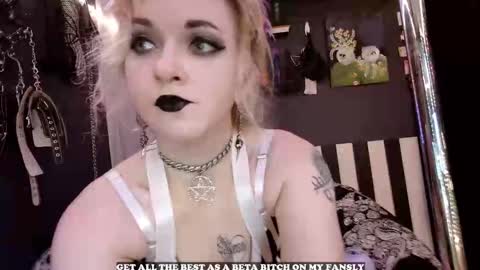 Giggles online show from February 5, 8:12 pm